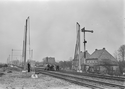 166454 Afbeelding van de montage van een bovenleidingsportaal op de spoorlijn tussen Dieren en Brummen, in verband met ...